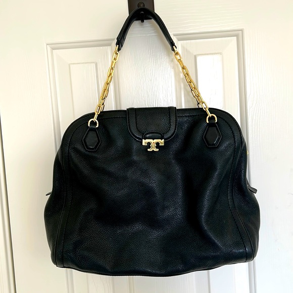 NWJUSTY's tweet photo. So good I had to share! Check out all the items I'm loving on @Poshmarkapp #poshmark #fashion #style #shopmycloset #ogio #toryburch #stevemadden: https://t.co/n5RYNEl3i0 https://t.co/6gPpVAQmf0