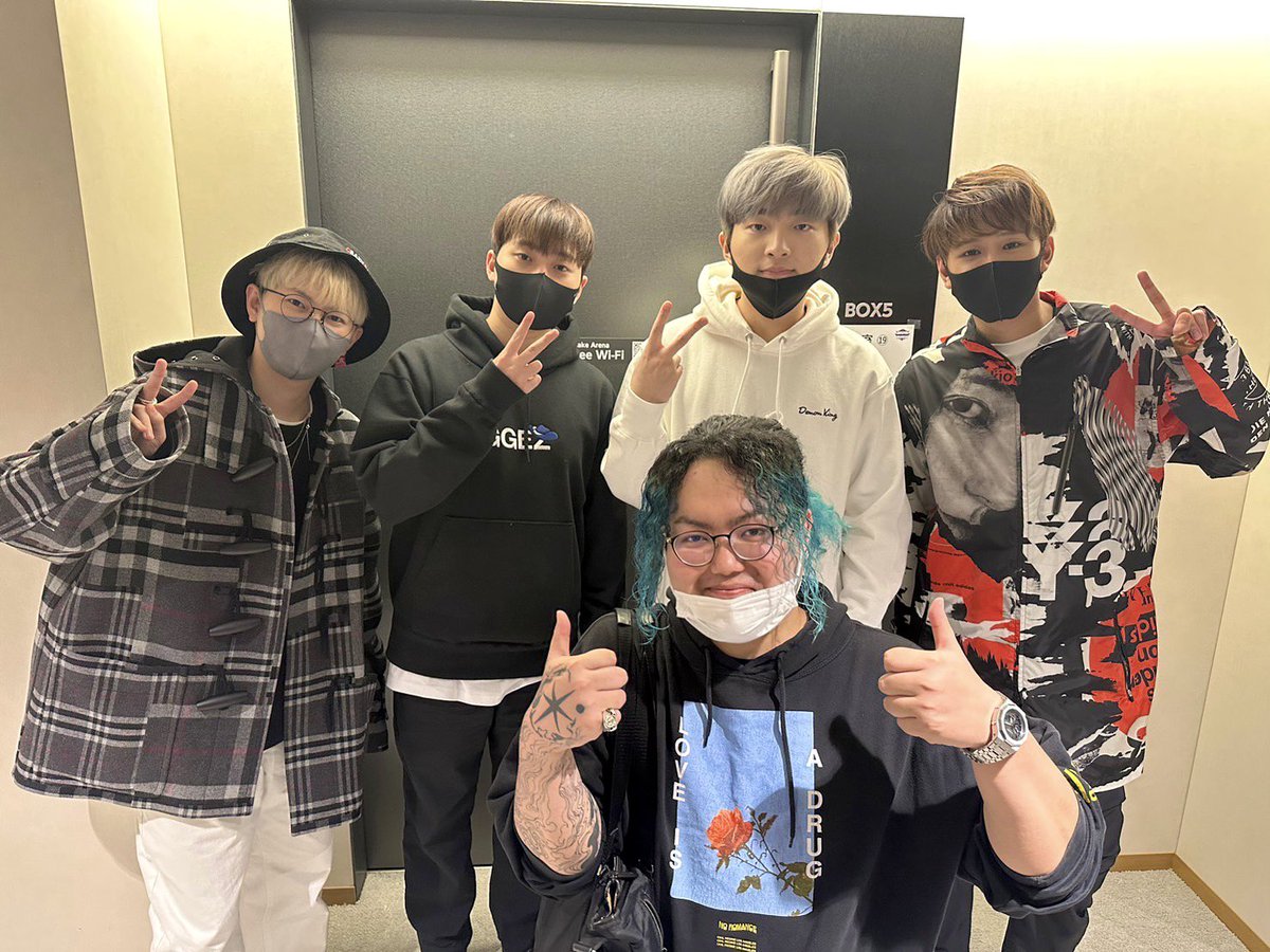 Lecter3D's tweet photo. 有明アリーナのAPEX #DREAMMATCH ！！！！！
ケイゴイノウエさんの描いたビジュの前で写真撮れたし、
CRの Parkha, mondo, Mainy, カワセさん達と記念撮影してもらいました！！✊🔥🔥🔥

お招き頂きありがとうございました。 https://t.co/fBVYnF6nBl