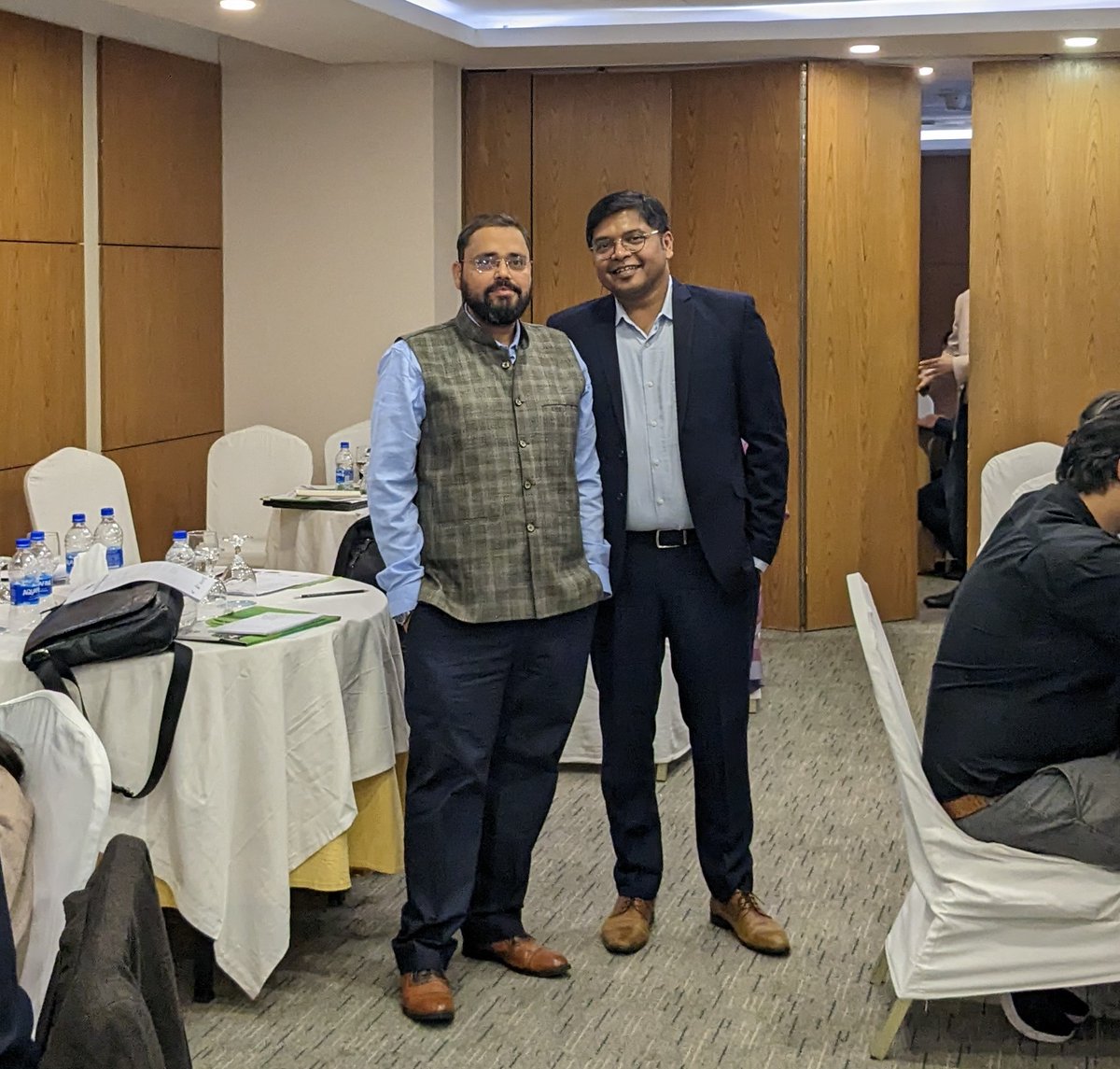 MicroSave's tweet photo. @MicroSave's @akhandjtiwari and @sahoosamveet conducted a session on "Designing Channel Strategy for low-and-moderate income customers” at #FinLabBD's bootcamp capturing challenges #FSP face in reaching #LMIs.
#DesignThinking #fintech #Casestudy https://t.co/1lr5hOfhJ3