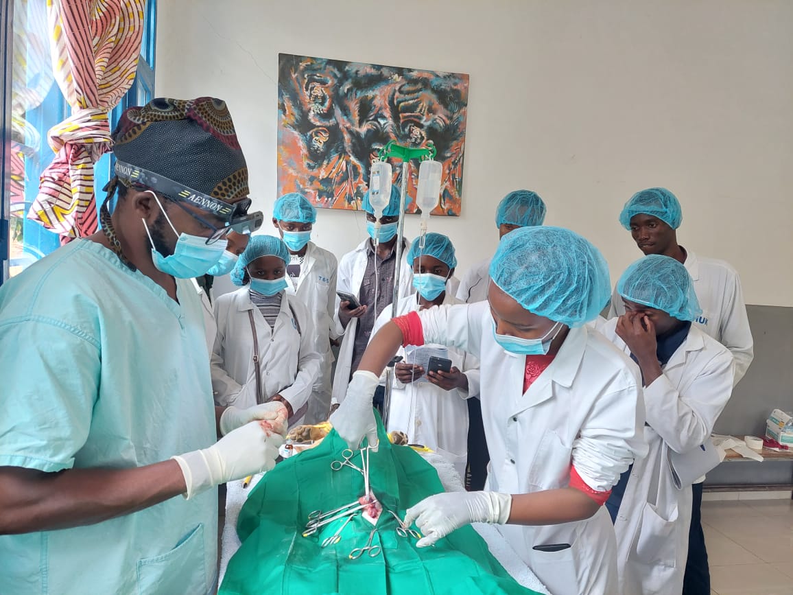 Again, New Vision Hospital was the host of another surgery training in collaboration with #Universityofrwanda. Topic: neuter and spaying.We were very happy that so many students were interested and did our best to make space for them.
#nvvh #vetstudents