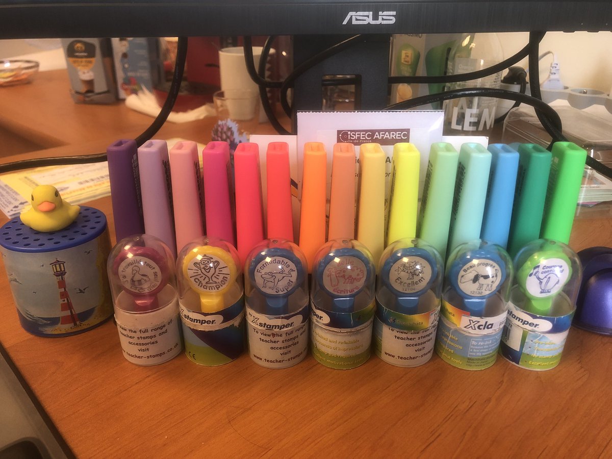marie_armanet's tweet image. Sur mon bureau de responsable de formation à l’#ISFEC IdF, j’ai encore les tampons achetés il y a 15 ans (les tous 1ers importés de GB), utilisés en CM2 puis CE2 et CP / renforcement positif 😊 Je fais des jaloux 😂