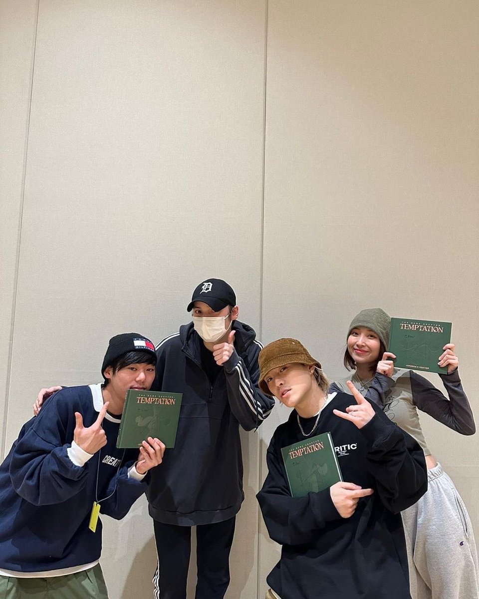 txt_sarangdan2's tweet photo. https://t.co/LP8eCDHEoJ https://t.co/yl6BM7JPsj