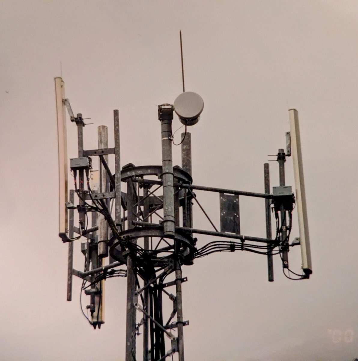 2g_gsm's tweet image. Early One2One dual polarised DCS1800 / GSM1800 antennas with low noise receiver pre-amps (mast head amplifiers / low noise amplifiers) and microwave radio backhaul #2G #GSM #historyoftechnology