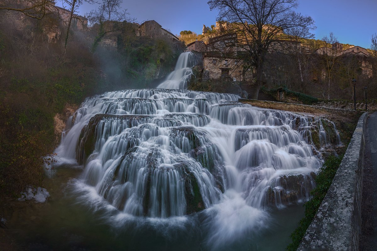 ingeododo's tweet photo. ORBANEJA DEL CASTILLO, #Burgos 🇪🇸

Este torrente burgalés nace, corre, salta y muere en unos pocos segundos. Surge de la cueva del Agua en Orbaneja del Castillo y nada más ver la luz, atraviesa el pueblo a toda velocidad precipitándose al Ebro en forma de cascada #geologia https://t.co/Jx2qJF03l1