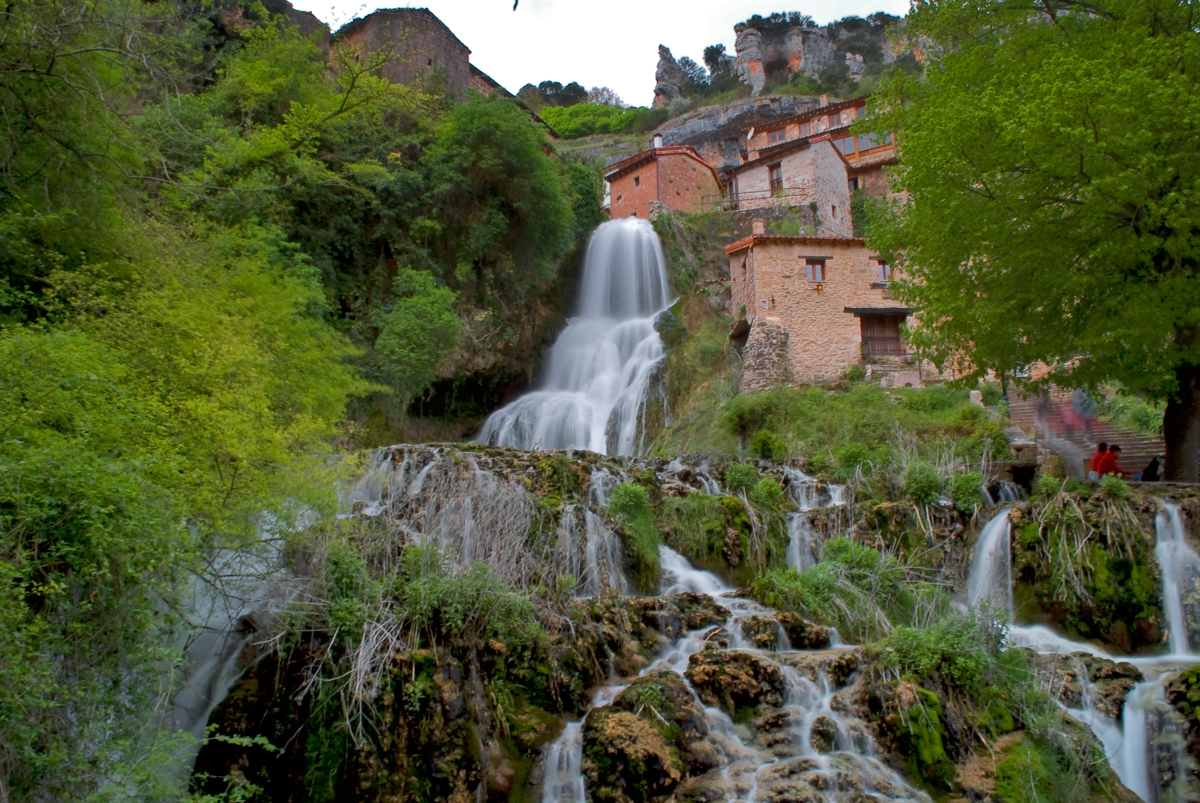 ingeododo's tweet photo. ORBANEJA DEL CASTILLO, #Burgos 🇪🇸

Este torrente burgalés nace, corre, salta y muere en unos pocos segundos. Surge de la cueva del Agua en Orbaneja del Castillo y nada más ver la luz, atraviesa el pueblo a toda velocidad precipitándose al Ebro en forma de cascada #geologia https://t.co/Jx2qJF03l1