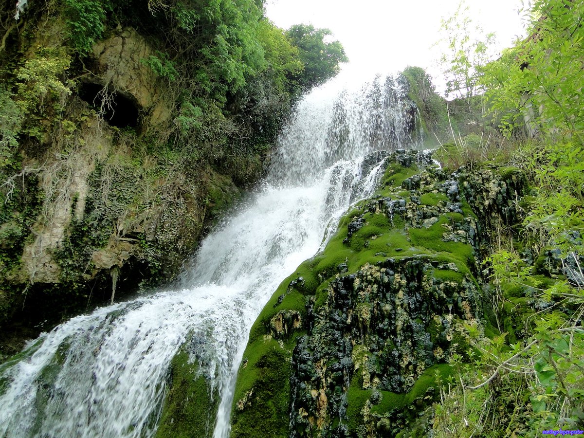 ingeododo's tweet photo. ORBANEJA DEL CASTILLO, #Burgos 🇪🇸

Este torrente burgalés nace, corre, salta y muere en unos pocos segundos. Surge de la cueva del Agua en Orbaneja del Castillo y nada más ver la luz, atraviesa el pueblo a toda velocidad precipitándose al Ebro en forma de cascada #geologia https://t.co/Jx2qJF03l1