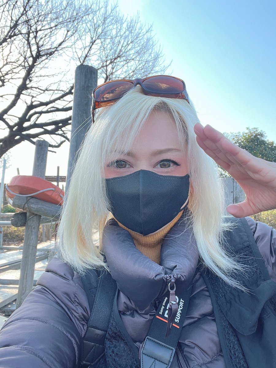 AtsukoLasp's tweet photo. 本日、春めいて矢切りの渡しから舟に乗りロケハンアドベンチャーをしてまいりました♪柴又の菜花さんでおにぎり2つテイクアウトして菜の花鑑賞し春陽に当たりながら早春を満喫いたしました。
#菜花
#撮影スポット
#StudioLASP
https://t.co/hjpuYYnoPi https://t.co/lmdvq69jnb
