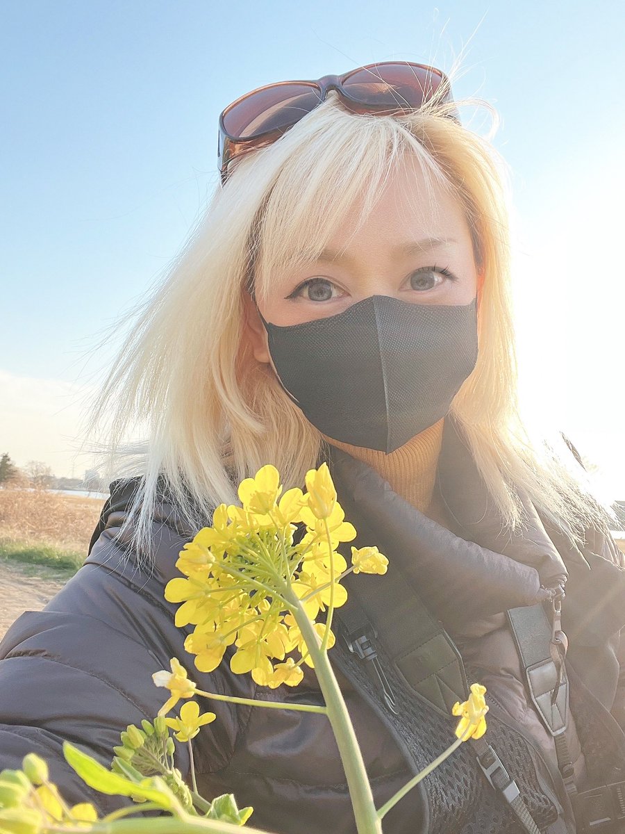 AtsukoLasp's tweet photo. 本日、春めいて矢切りの渡しから舟に乗りロケハンアドベンチャーをしてまいりました♪柴又の菜花さんでおにぎり2つテイクアウトして菜の花鑑賞し春陽に当たりながら早春を満喫いたしました。
#菜花
#撮影スポット
#StudioLASP
https://t.co/hjpuYYnoPi https://t.co/lmdvq69jnb