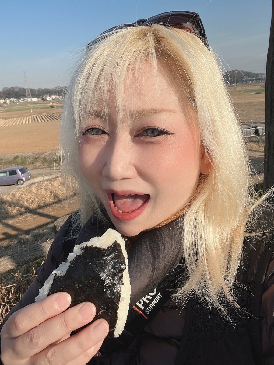 AtsukoLasp's tweet photo. 本日、春めいて矢切りの渡しから舟に乗りロケハンアドベンチャーをしてまいりました♪柴又の菜花さんでおにぎり2つテイクアウトして菜の花鑑賞し春陽に当たりながら早春を満喫いたしました。
#菜花
#撮影スポット
#StudioLASP
https://t.co/hjpuYYnoPi https://t.co/lmdvq69jnb