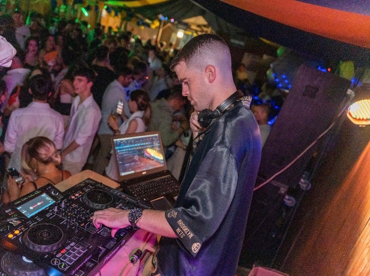 Antonio_5005's tweet photo. ¿Quieres ver a DJ Abuga en el Weekend Beach Festival? ¡Votemos a Abuga! https://t.co/JLQxqOpIOA https://t.co/iftloS3riE