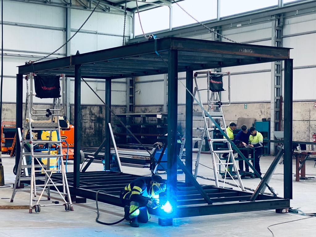 _neoblock's tweet photo. Nuestros técnicos trabajan en la fabricación de estructuras de acero para viviendas unifamiliares, como si de una cadena de montaje se tratara. Os seguimos enseñando el interior de nuestra fábrica de Toledo y cómo es el proceso. https://t.co/phfB3SOwbJ #CasasNeoblock #BeModular https://t.co/ypcxSAGW1I
