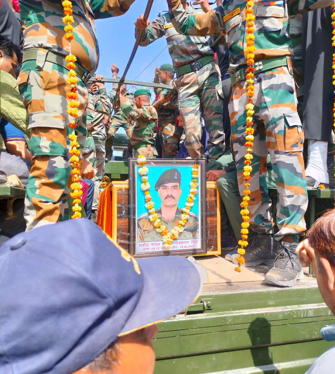 Defence_Nation's tweet photo. Nb/Sub #DevKaran of JAT Regiment laid down his life defending the nation while being deployed at a forward post in the icy heights of Ladakh at an altitude of 18000 ft.
Om Shanti 🇮🇳💐
#IndianArmy #RIP #OmShanti #Ladakh #JaiHind https://t.co/pYLmh5pMNb