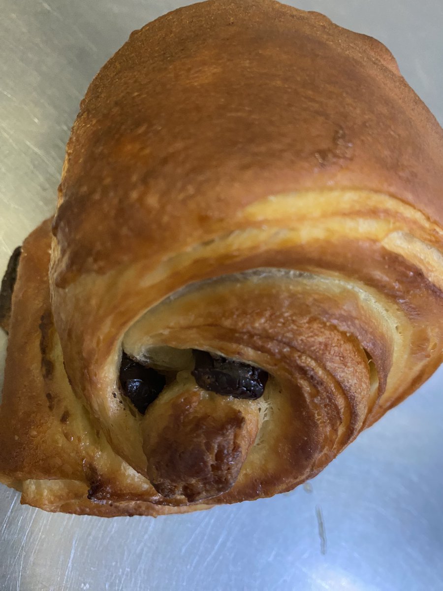 Chef_e_heusser's tweet photo. Méfiez vous des fausses infos sur internet !!! Ceci n’est pas une #chocolatine . De nombreux #fake circulent sur #internet. Ceci est un pain au chocolat 🍫 #teampainauchocolat #painauchocolat #occitanie @JJBolzan @slayani @ggomez_chef @Sandrineprim @JusteCentriste #paris #France https://t.co/mLsGdngSFI