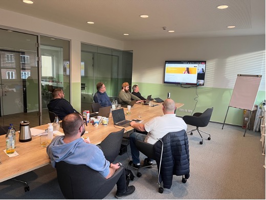 slis x <a href="/PsyPrax/">psyprax GmbH</a>: Im Januar haben wir uns in Hamburg getroffen, um unsere Kräfte zu bündeln. Das Ergebnis: psynapse+ und psynpase+ safe. Ab sofort bietet PsyPrax für #Psychotherapeuten eine clevere Alternative zum lokalen #Konnektor: den Konnektor im #Rechenzentrum inkl. Services.