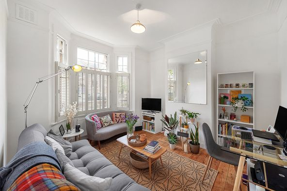 PropertyGareth's tweet image. #ToRent: Lovely #1bed #flat with a private #garden 😘🏡
This flexible one/ #twobed #gardenflat benefits from:
🌟its own entrance,
🌟a reception/bedroom,
🌟a generous-sized second bedroom,
🌟great family bathroom, 
🌟recently fitted #openplankitchen