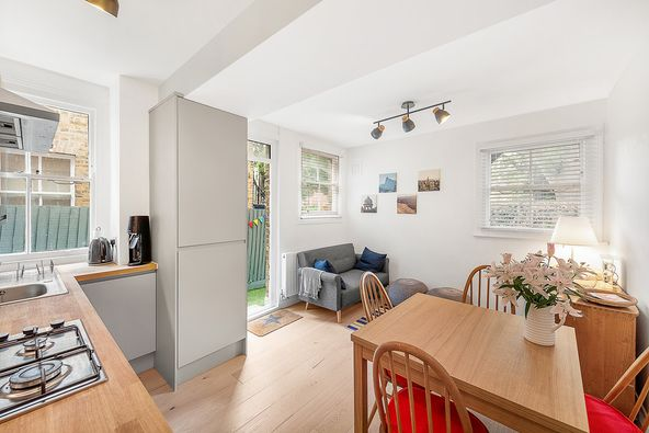 PropertyGareth's tweet image. #ToRent: Lovely #1bed #flat with a private #garden 😘🏡
This flexible one/ #twobed #gardenflat benefits from:
🌟its own entrance,
🌟a reception/bedroom,
🌟a generous-sized second bedroom,
🌟great family bathroom, 
🌟recently fitted #openplankitchen