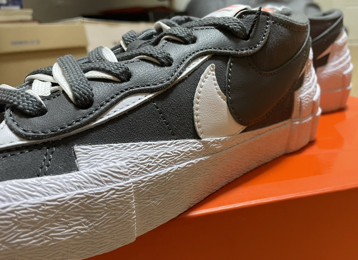 DeepShadow22's tweet photo. 仕事から帰って着替えてたら宅配便さんが届けてくれた素敵な品物！SACAI×NIKEでらかっけぇー！気に入った！球場履いてこwwwあ、でもビールで汚したくないから控えよっかな🤣　#nike #sacai #blazerlow https://t.co/sVAlQXglUb