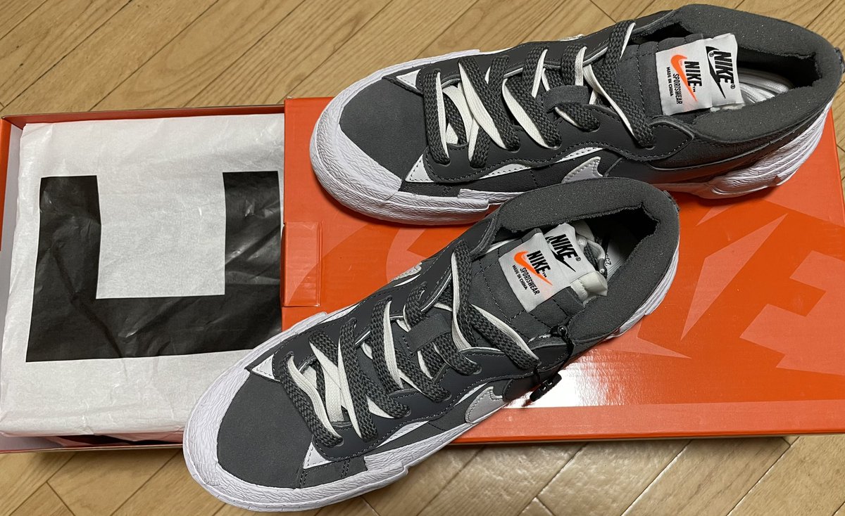 DeepShadow22's tweet photo. 仕事から帰って着替えてたら宅配便さんが届けてくれた素敵な品物！SACAI×NIKEでらかっけぇー！気に入った！球場履いてこwwwあ、でもビールで汚したくないから控えよっかな🤣　#nike #sacai #blazerlow https://t.co/sVAlQXglUb