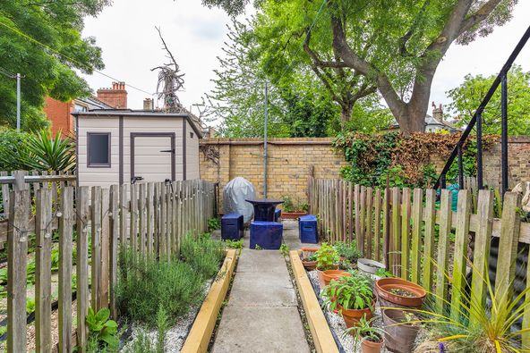 PropertyGareth's tweet image. #ToRent: Lovely #1bed #flat with a private #garden 😘🏡
This flexible one/ #twobed #gardenflat benefits from:
🌟its own entrance,
🌟a reception/bedroom,
🌟a generous-sized second bedroom,
🌟great family bathroom, 
🌟recently fitted #openplankitchen