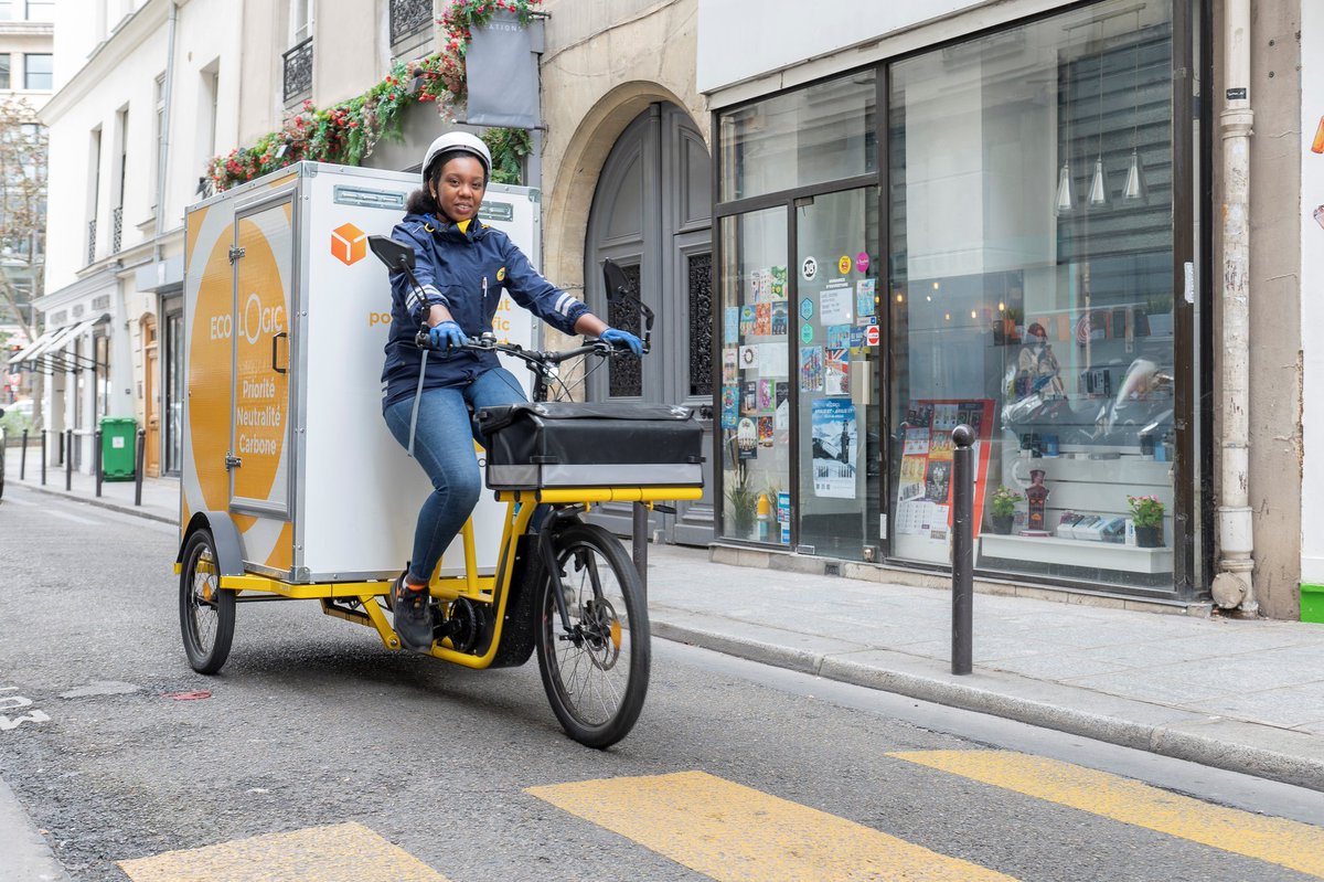 LPNews_AURA's tweet photo. 2/2 "Ensuite le développement de la #cyclologistique et l'accompagnement de la professionnalisation de ce métier afin d'augmenter le volume des flux livrés à vélo. A #Lyon #Laposte a déjà déployé plus de 20 vélos cargos en propre et travaille avec des prestataires". @LaTribune https://t.co/IOgAnG6c8N