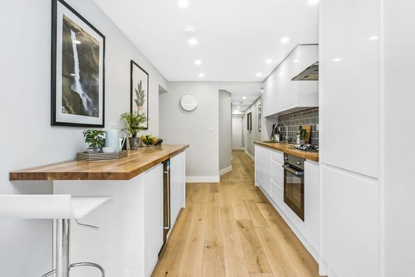 PropertyGareth's tweet photo. #FORSALE: Refined #2bed #basement #apartment with a #garden😎🏡
#Unique, tasteful and modern, this secluded urban sanctuary provides:
⭐️two #doublebedroom
⭐️an exceptionally large, modern bathroom 
⭐️a generous open-plan reception, kitchen, and dining area https://t.co/QCIKm3oogh