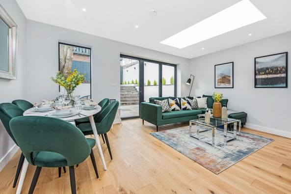 PropertyGareth's tweet photo. #FORSALE: Refined #2bed #basement #apartment with a #garden😎🏡
#Unique, tasteful and modern, this secluded urban sanctuary provides:
⭐️two #doublebedroom
⭐️an exceptionally large, modern bathroom 
⭐️a generous open-plan reception, kitchen, and dining area https://t.co/QCIKm3oogh