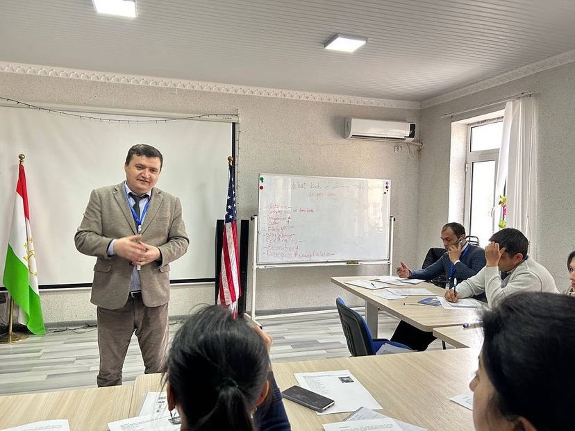 ASPanjakent's tweet photo. Mirato Komilov practiced using communicative activities for teaching, listening, speaking, reading and writing.
 It should pointed , he shared with teachers some productive activitieson teaching Persuasive Essay. 

@ewbtj 
____________________
#englishwithoutborders 
#ewbtj https://t.co/rTRp1VT9VJ