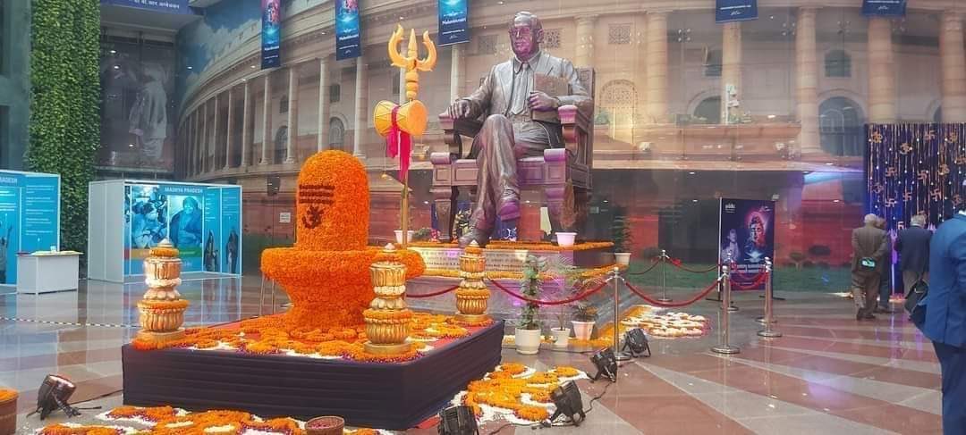 ashokdasDDastak's tweet photo. जो इस बात से खुश थे की मोदी सरकार बाबसाहब के नाम पर बड़े-बड़े संस्थान बना रही है, वो जरा दिल्ली के अंबेडकर इंटरनेशनल सेंटर की इस तस्वीर को देख ले। बाबसाहब की प्रतिमा के सामने शिवलिंग बना हुआ है। इसका पुरज़ोर विरोध ज़रूरी है। ⁦@RamdasAthawale⁩ ⁦@PMOIndia⁩ ये ठीक नहीं। https://t.co/OXVmmZDfKF