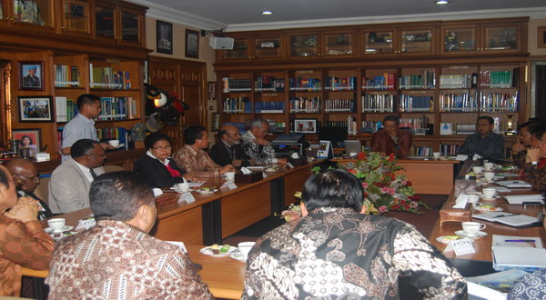 phaulheger's tweet photo. Apa kata SBY kepada Pimpinan Gereja di Papua?  https://t.co/Wc8eAk0nNq https://t.co/q2NuSCOJvJ