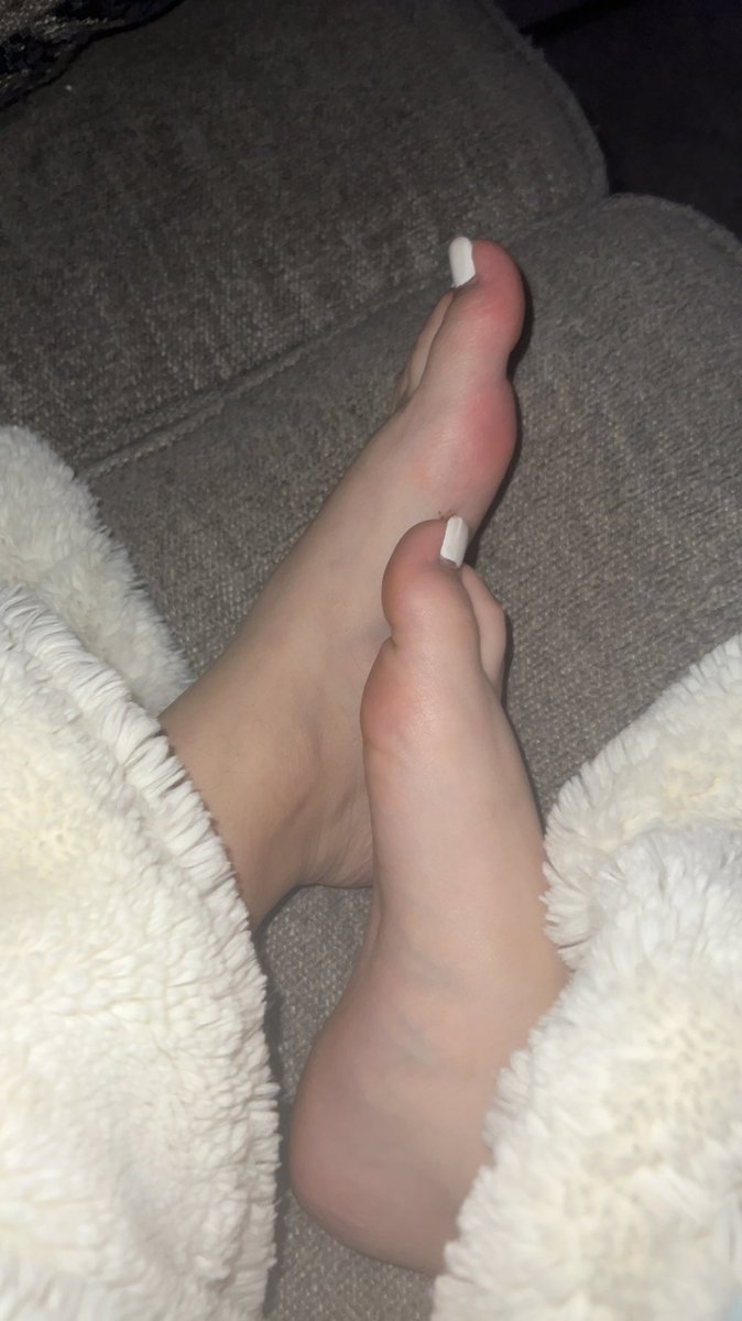 Feetfinder model . Selling content 
#cashapp #feetfinder 
Come and play daddy 😩