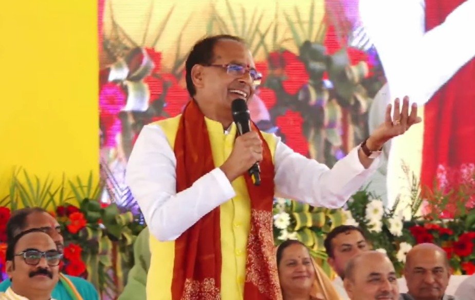 मैंने अपनी आंखों से बेटियों-बहनों के प्रति भेदभाव देखा है। इसलिए मैंने लाड़ली लक्ष्मी योजना बनाई। बेटियों को बोझ नहीं रहने देंगे, बिटिया को हम वरदान बनाएंगे: सीएम श्री <a href="/ChouhanShivraj/">Shivraj Singh Chouhan</a> 

<a href="/CMMadhyaPradesh/">Chief Minister, MP</a>
#EmploymentInMP
#VikasYatraMP
#विकास_यात्रा_MP 
#JansamparkMP