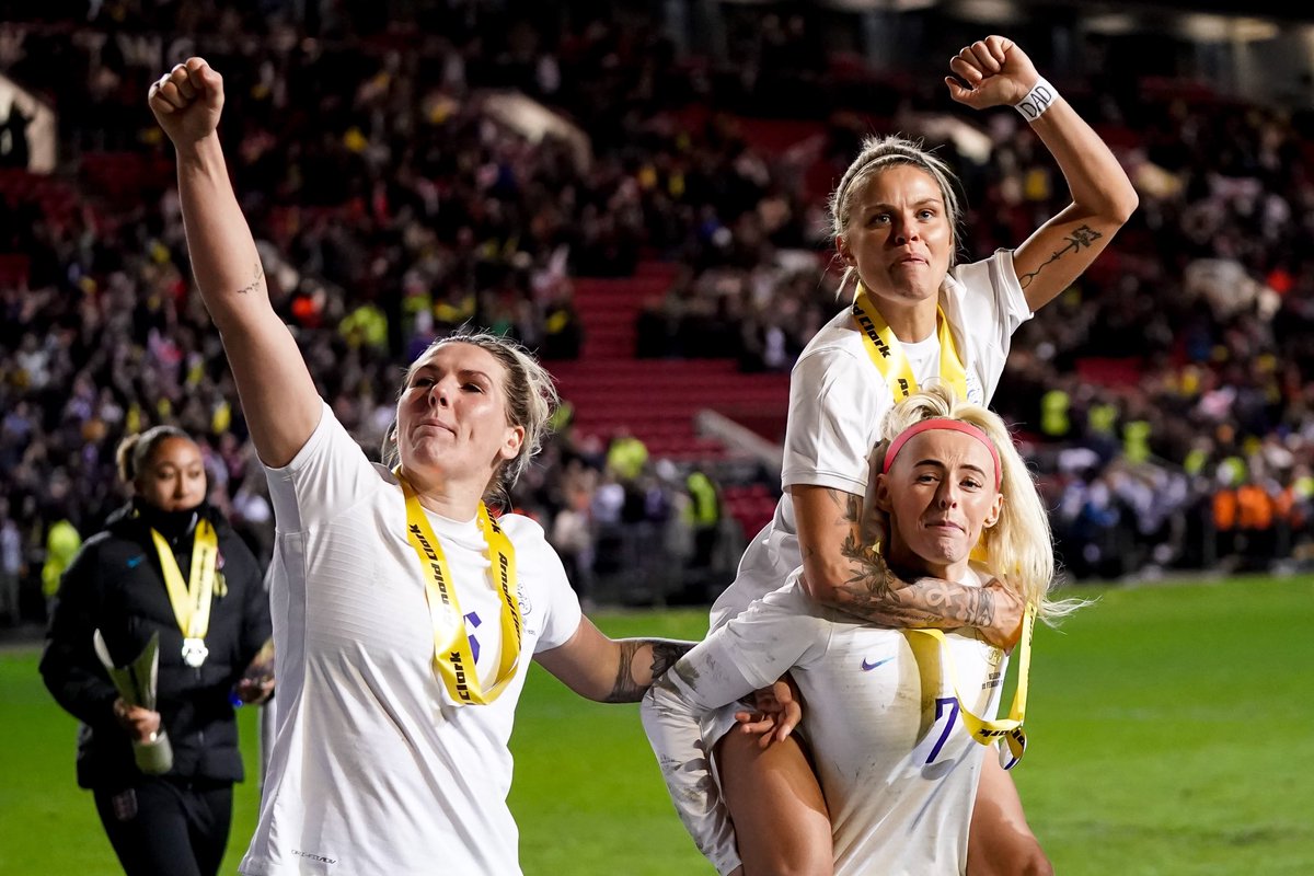 The <a href="/Lionesses/">Lionesses</a> retain the <a href="/ArnoldClarkCup/">Arnold Clark Cup</a> at <a href="/ashtongatestad/">Ashton Gate Stadium</a> 

📷 <a href="/Sportsphotorob/">Robbie Stephenson</a> 

#lionesses #ArnoldClarkCup #england #football #soccer #sportsphotography #footballphotography #soccerphotography