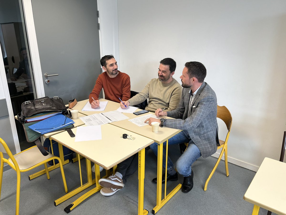 Enseignants de maths des collèges et lycées du bassin de Vichy poursuivent leurs travaux dans le cadre d’un projet de liaison 3ème/2nde. #collectif #echanges #dynamique
Merci aux animatrices, aux participants et aux inspecteurs.
<a href="/mathacclermont/">mathacclermont</a> @AlbertLycee <a href="/FerryVichy/">Collège Jules FERRY Vichy</a>