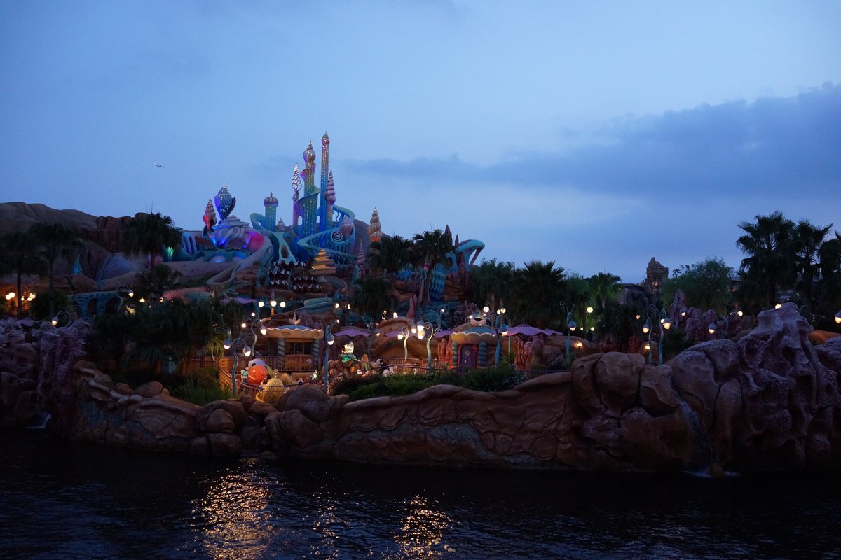 shiraima30's tweet photo. Mermaid Lagoon at dusk

#ADayAtTokyoDisneyResort #Aug2020 
#sonyphotography #Sony #RX1R #DSCRX1R #CyberShot #sonyrx1r https://t.co/dr6EMQBClj