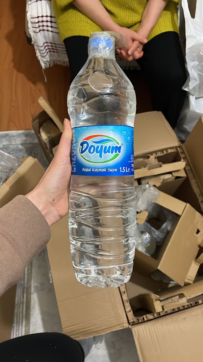 FerhatDdinc's tweet photo. @hepsiburada hem sipariş verdiğim satıcıdan değil başka satıcıdan ürünü adresime yolluyor. Ürünün içinden kalas ve su çıkıyor. Bu su markası istanbulda satılmıyor bile ve inandıramıyorum. Dolandırıcılık kâr kalıyor yanlarına maalesef. Bilginiz olsun hiç bir destek vermiyorlar. https://t.co/lU1kuOnmuq