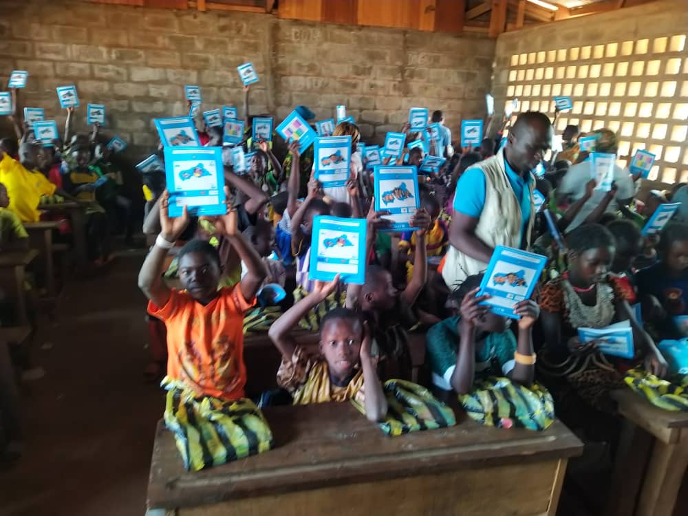 fca_rca's tweet photo. #FinnChurchAid a distribué le 22/02/23 à #Guen, des #kits_scolaires à 1300 #enfants_vulnérables et 10 #kits_de_matériels_didactiques aux enseignants dans deux écoles. 260 écolières (adolescentes à risque) ont reçu des #kits_de_dignité @UNICEF_CAR @OCHA_CAR @FCA_global @UNHCR_CAR https://t.co/MaYM9X7usI