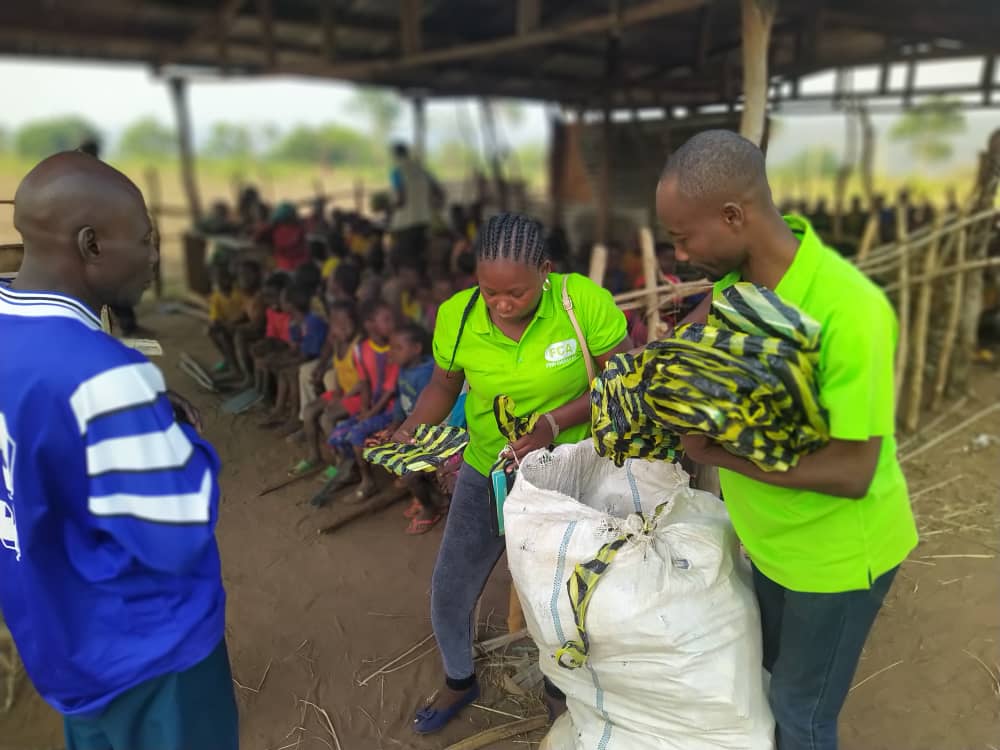 fca_rca's tweet photo. #FinnChurchAid a distribué le 22/02/23 à #Guen, des #kits_scolaires à 1300 #enfants_vulnérables et 10 #kits_de_matériels_didactiques aux enseignants dans deux écoles. 260 écolières (adolescentes à risque) ont reçu des #kits_de_dignité @UNICEF_CAR @OCHA_CAR @FCA_global @UNHCR_CAR https://t.co/MaYM9X7usI