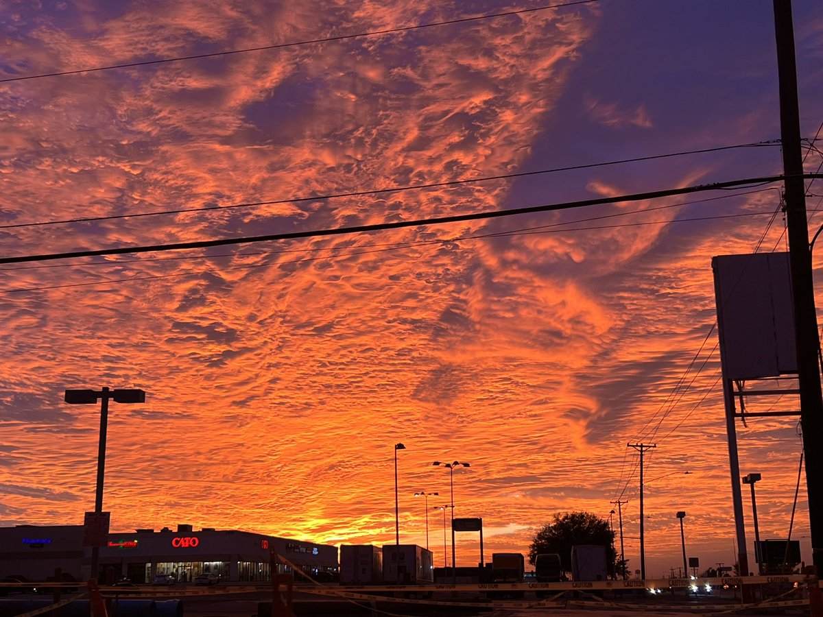 ishootcaffeine's tweet photo. Texas sunset 
#sunsetlovers #sunset #texas #streetphotography https://t.co/UleBsYQzTq