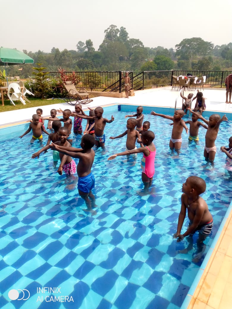 EbanKindergaten's tweet photo. In this heat, yes a swimming lesson and fun is a great idea, we at @EbanKindergaten know it too and are doing it.
How is the heat friends😊
#swimmingclasses #EducationForAll @EbonsAgaba @ahimbisibwem1 @BondJoel42 @bobelvis04 @wamanya2 @HildahArinaitw1 @CharolFhidhel @BondJoel42 https://t.co/3gWyjtMoVH