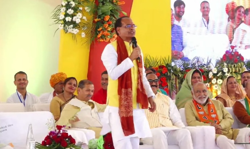 बहनों के लिए योजना बनाई है मुख्यमंत्री लाड़ली बहना योजना। हमने तय किया कि जो बहनें गरीब परिवार से हैं,छोटे किसान परिवार से हैं,जिनकी वार्षिक आय ढाई लाख से कम हैं,वो बहन किसी भी जाति संप्रदाय की हो उसके खाते में हर महीने 1000 रुपए डाले जाएंगे:CM श्री <a href="/ChouhanShivraj/">Shivraj Singh Chouhan</a> 
#VikasYatraMP