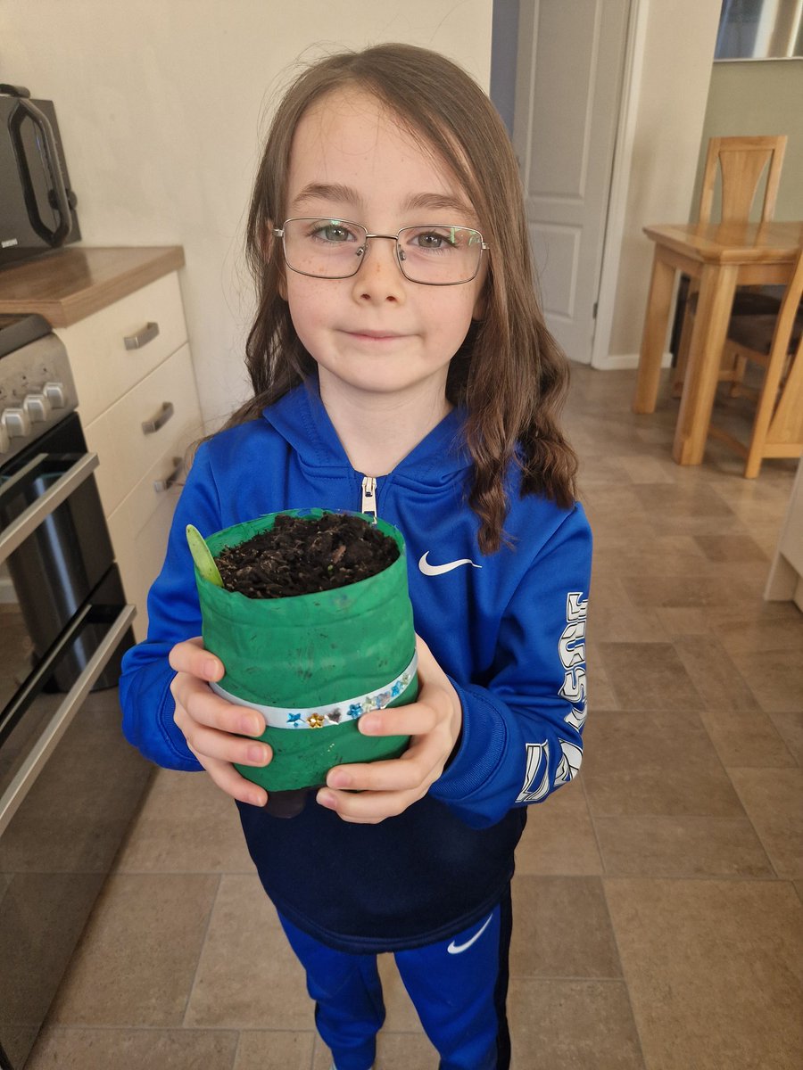 truffleax's tweet photo. @Lakeside_Sch Charlottes so excited to see her Daffodils finally growing that she planted in Science 😊🌼 https://t.co/4fKHu72Y7S