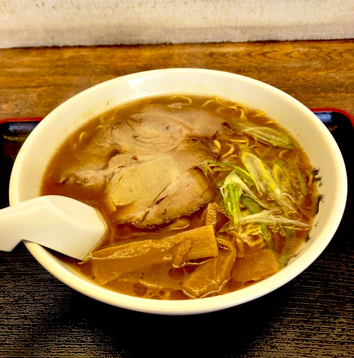 northernroad1's tweet photo. 札幌で食べられる本場旭川の味
醤油らーめん
かとうらーめん 手稲本店
#のろブログ #のろちゃんねる #北海道 #札幌 #手稲区 #前田 #稲積公園 #飯テロ #グルメ #ランチ #ディナー #ラーメン #旭川ラーメン #醤油ラーメン #加藤ラーメン #かとうらーめん https://t.co/BCVstGG8OY