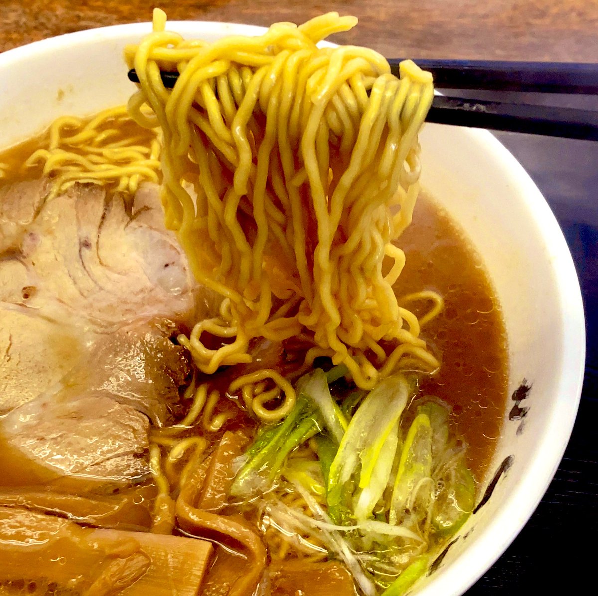 northernroad1's tweet photo. 札幌で食べられる本場旭川の味
醤油らーめん
かとうらーめん 手稲本店
#のろブログ #のろちゃんねる #北海道 #札幌 #手稲区 #前田 #稲積公園 #飯テロ #グルメ #ランチ #ディナー #ラーメン #旭川ラーメン #醤油ラーメン #加藤ラーメン #かとうらーめん https://t.co/BCVstGG8OY