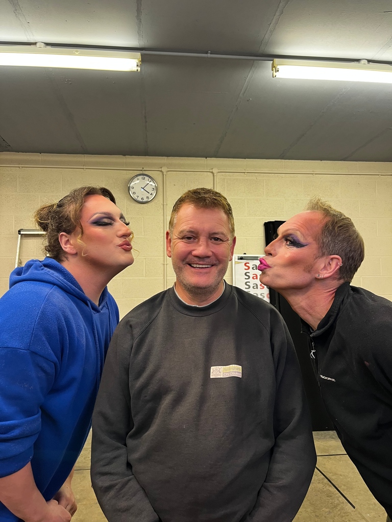 NPtheatre's tweet photo. To help inform our next Open Pitch project The Road to Zandra, Suga Phoenix taught us how to get our make-up looking snatched and show ready.
Here are some behind-the-scenes shots from Suga’s fantastic tutorial 💄💋
#ACESupported #OpenPitch #TheRoadToZandra https://t.co/QxNLWeqUBl
