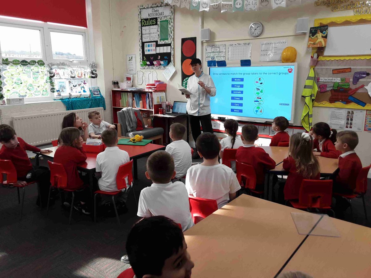 LittletownSch's tweet photo. Our cook Lisa spoke with class 2 about peppers as part of #EatThemToDefeatThem.  She taught them how to harvest seeds from them. She also told them how the green pepper isn't as sweet as the red peppers and due to green not having as much vitamin C. https://t.co/GXa86Te5I1