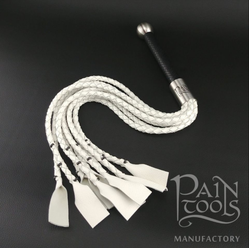 BoFeWoMesse's tweet photo. Heute darf ich euch Paintools vorstellen.
Wer schon mal stöbern möchte, der findet Paintools hier:
https://t.co/HdY7PrSBqU
https://t.co/yUZn0eULGR
#bofewo #handcrafted #whips #bdsmcommunity #fetischcommunity #paintools #boundcon #flogger #pain #session #bofewospring #bdsmmesse https://t.co/nVdotsXwDY