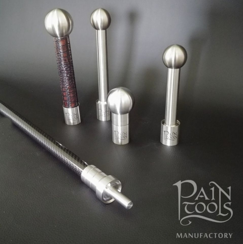 BoFeWoMesse's tweet photo. Heute darf ich euch Paintools vorstellen.
Wer schon mal stöbern möchte, der findet Paintools hier:
https://t.co/HdY7PrSBqU
https://t.co/yUZn0eULGR
#bofewo #handcrafted #whips #bdsmcommunity #fetischcommunity #paintools #boundcon #flogger #pain #session #bofewospring #bdsmmesse https://t.co/nVdotsXwDY