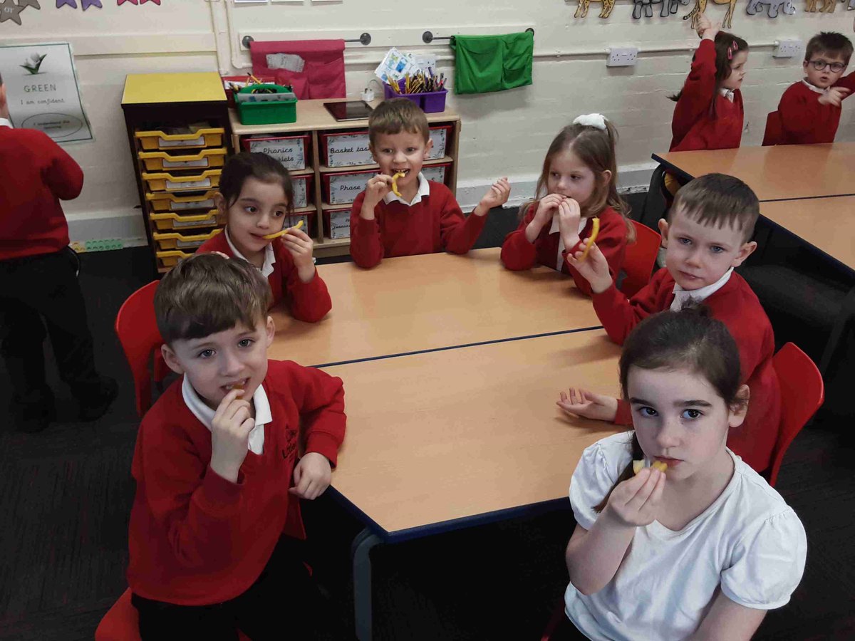 LittletownSch's tweet photo. Our cook Lisa spoke with class 2 about peppers as part of #EatThemToDefeatThem.  She taught them how to harvest seeds from them. She also told them how the green pepper isn't as sweet as the red peppers and due to green not having as much vitamin C. https://t.co/GXa86Te5I1