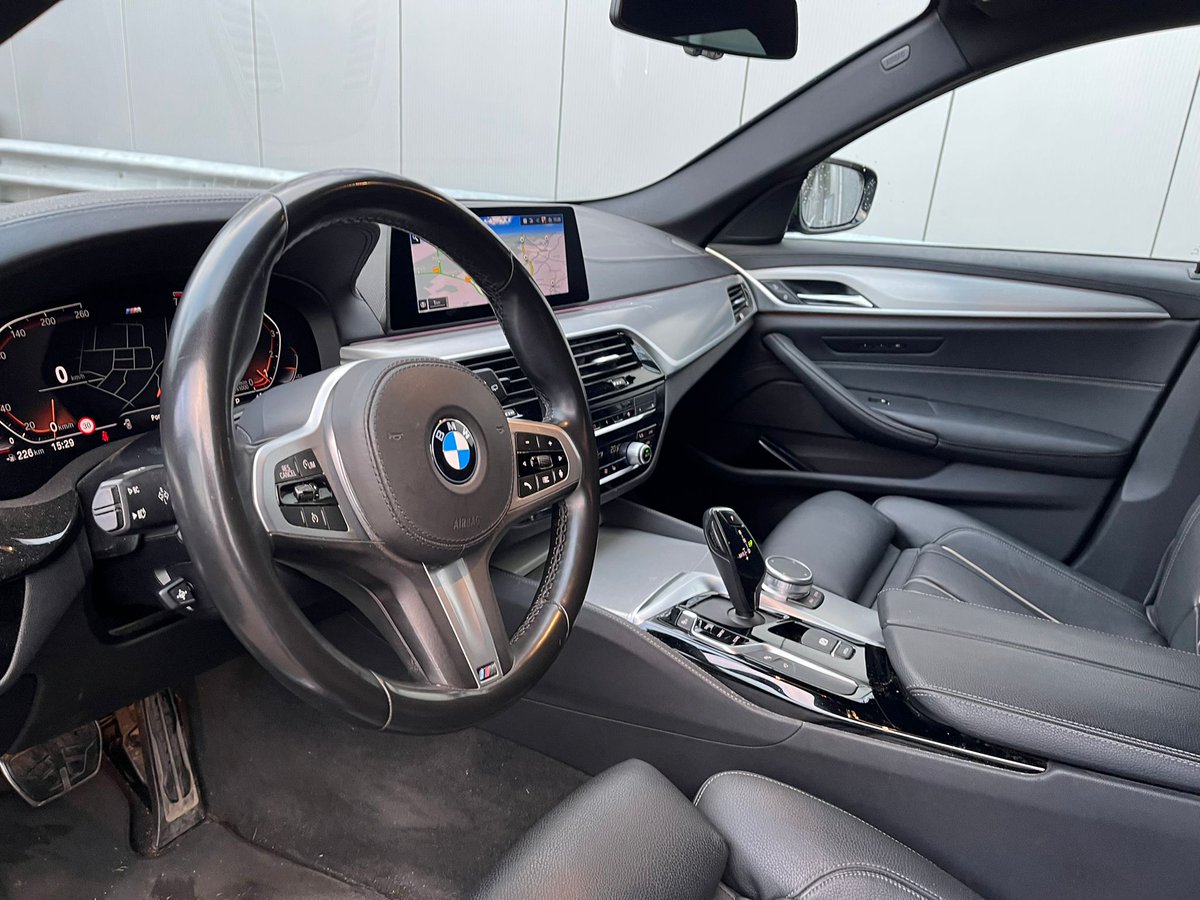 Nu ter overname met overnamebonus: BMW 520i Touring High Executive M Sport! Deze prachtig uitgevoerde 5-Serie lease je nu voor € 932,- exclusief BTW per maand op basis van 20.000 kilometer per jaar en slechts 18 maanden looptijd. Meer informatie via: bit.ly/3ZhRr5x
