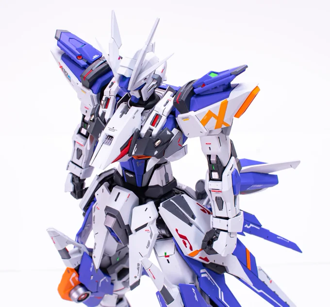 本体です。首、腰、足首を延長こだわりポイント・ブレードアンテナのデザイン変更・サイドスカートはフリーダムの翼を小型化した物をイメージ・胸や膝部分はプロテクターをイメージしてパーツを配置などなど上げだしたらキリがないw 